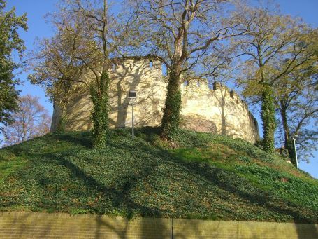 Kessel : Die Schlossruine De Keverberg liegt auf einer Anhöhe ( Motte )